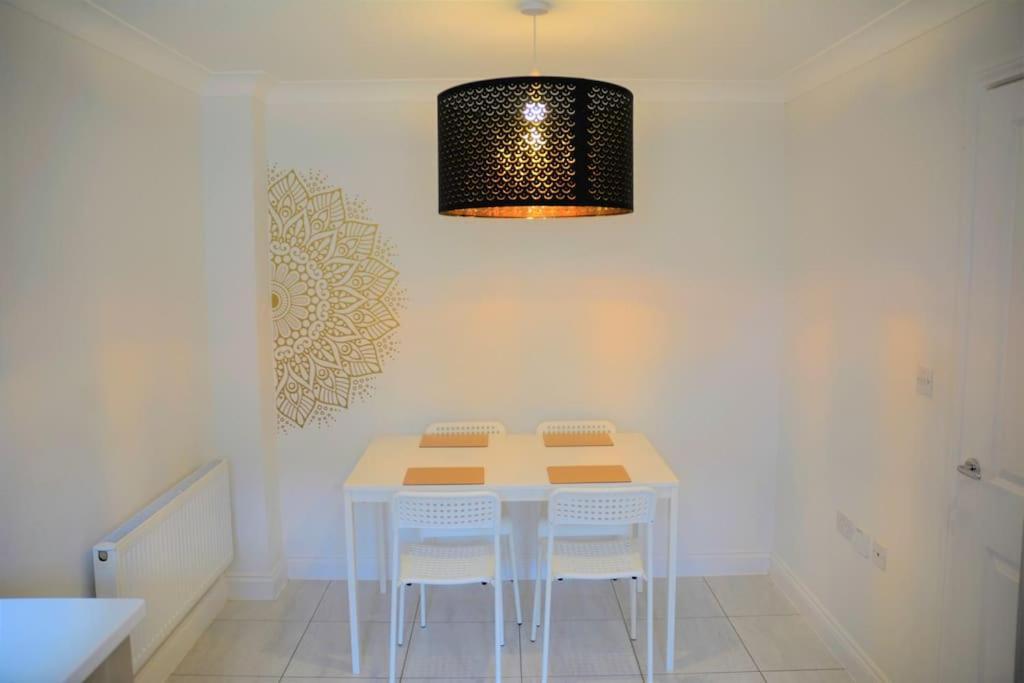 Modern Town House In Cotswolds - 3 Double Bedrooms Witney Eksteriør bilde