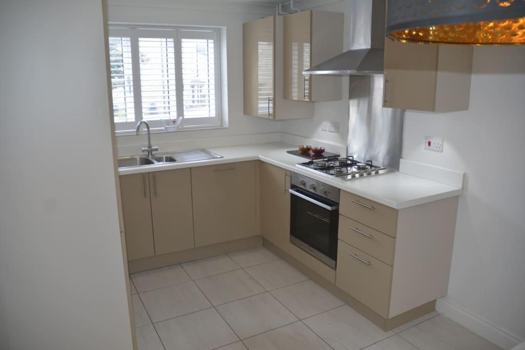 Modern Town House In Cotswolds - 3 Double Bedrooms Witney Eksteriør bilde