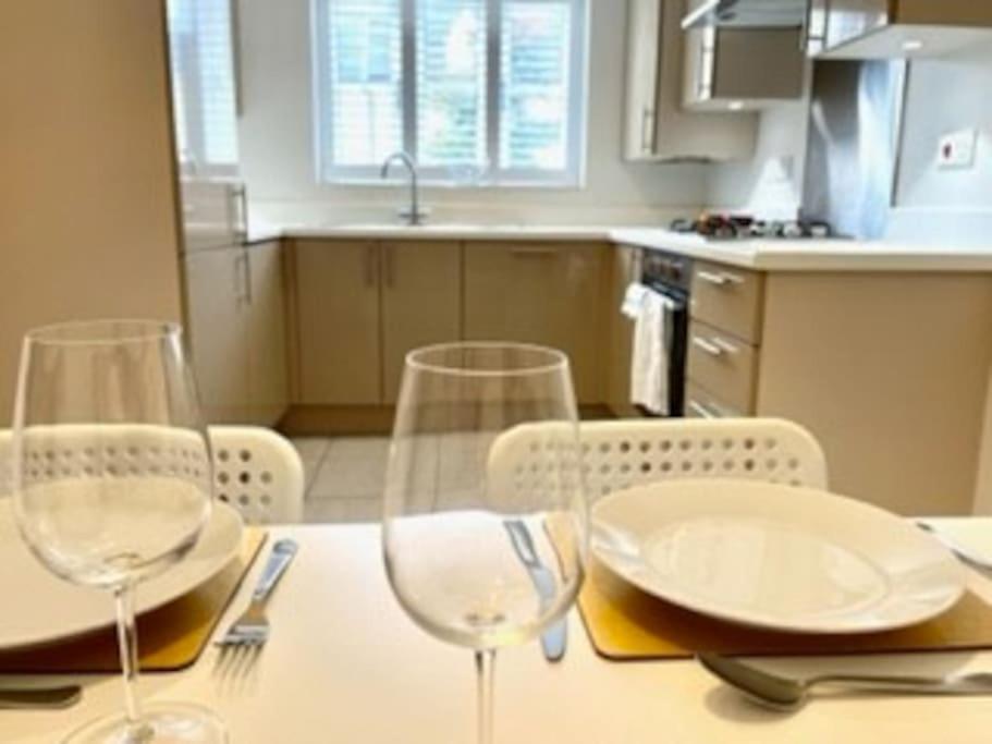 Modern Town House In Cotswolds - 3 Double Bedrooms Witney Eksteriør bilde