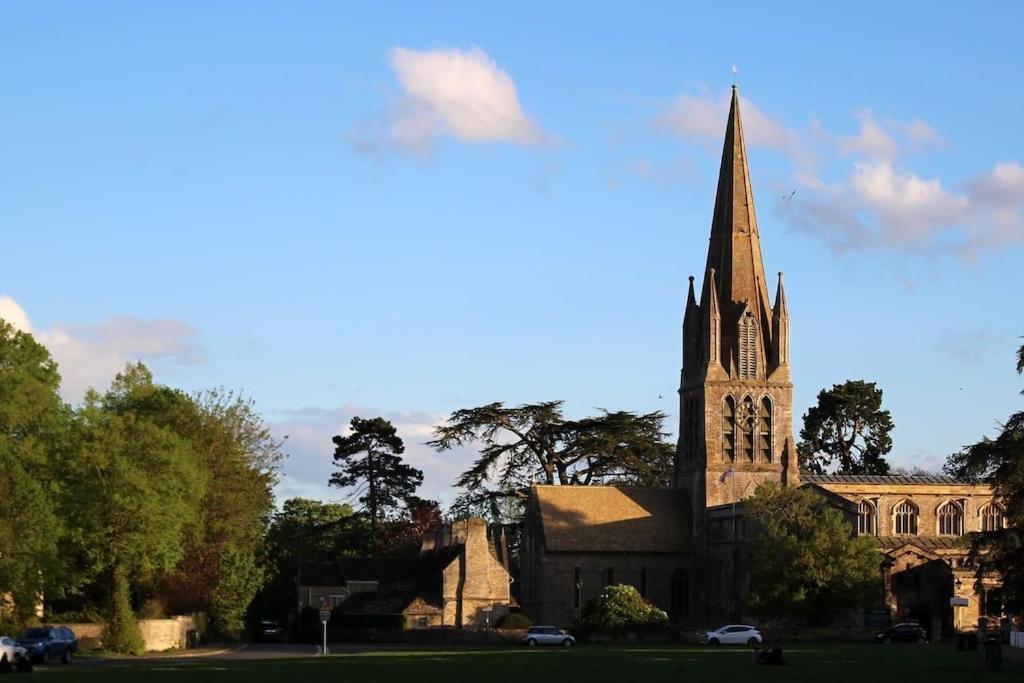 Modern Town House In Cotswolds - 3 Double Bedrooms Witney Eksteriør bilde