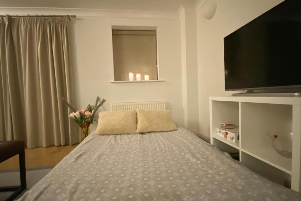 Modern Town House In Cotswolds - 3 Double Bedrooms Witney Eksteriør bilde