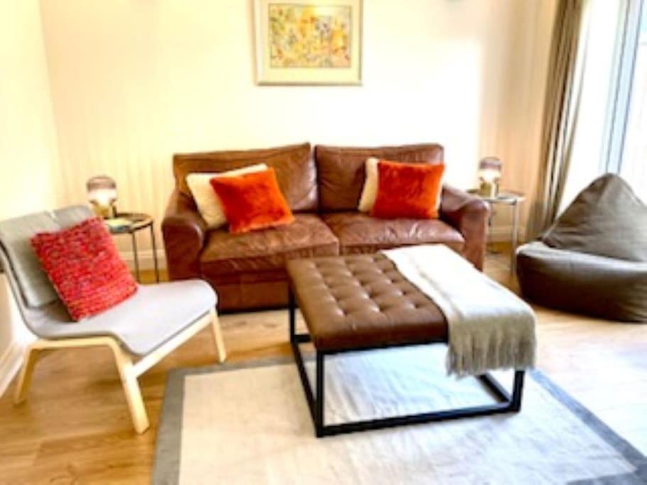 Modern Town House In Cotswolds - 3 Double Bedrooms Witney Eksteriør bilde
