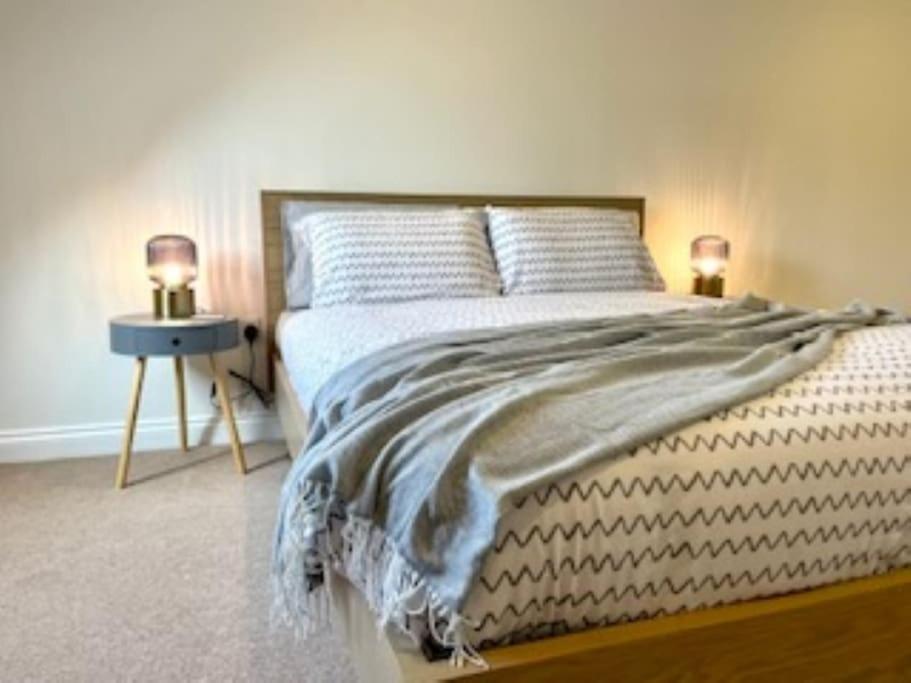 Modern Town House In Cotswolds - 3 Double Bedrooms Witney Eksteriør bilde
