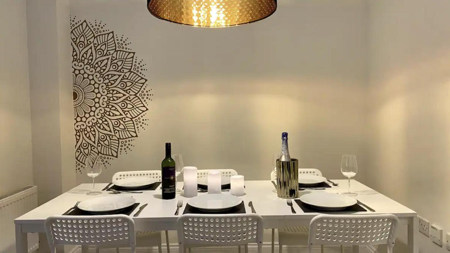 Modern Town House In Cotswolds - 3 Double Bedrooms Witney Eksteriør bilde