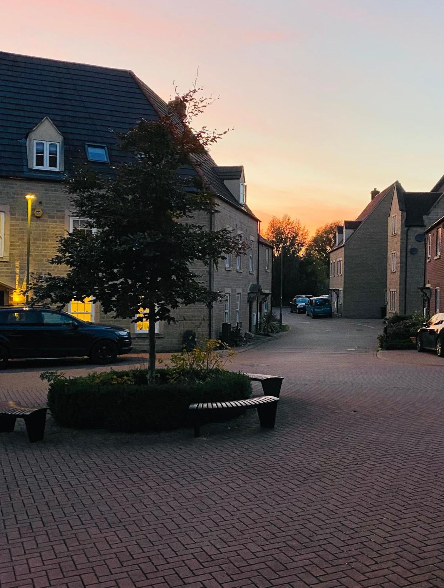 Modern Town House In Cotswolds - 3 Double Bedrooms Witney Eksteriør bilde